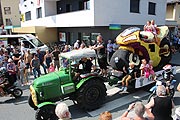 Rennmotorrad aus 8.000 Blumen vom MSC Ebbs beim Ebbser Blumenkorso (©Foto: Martin Schmitz)